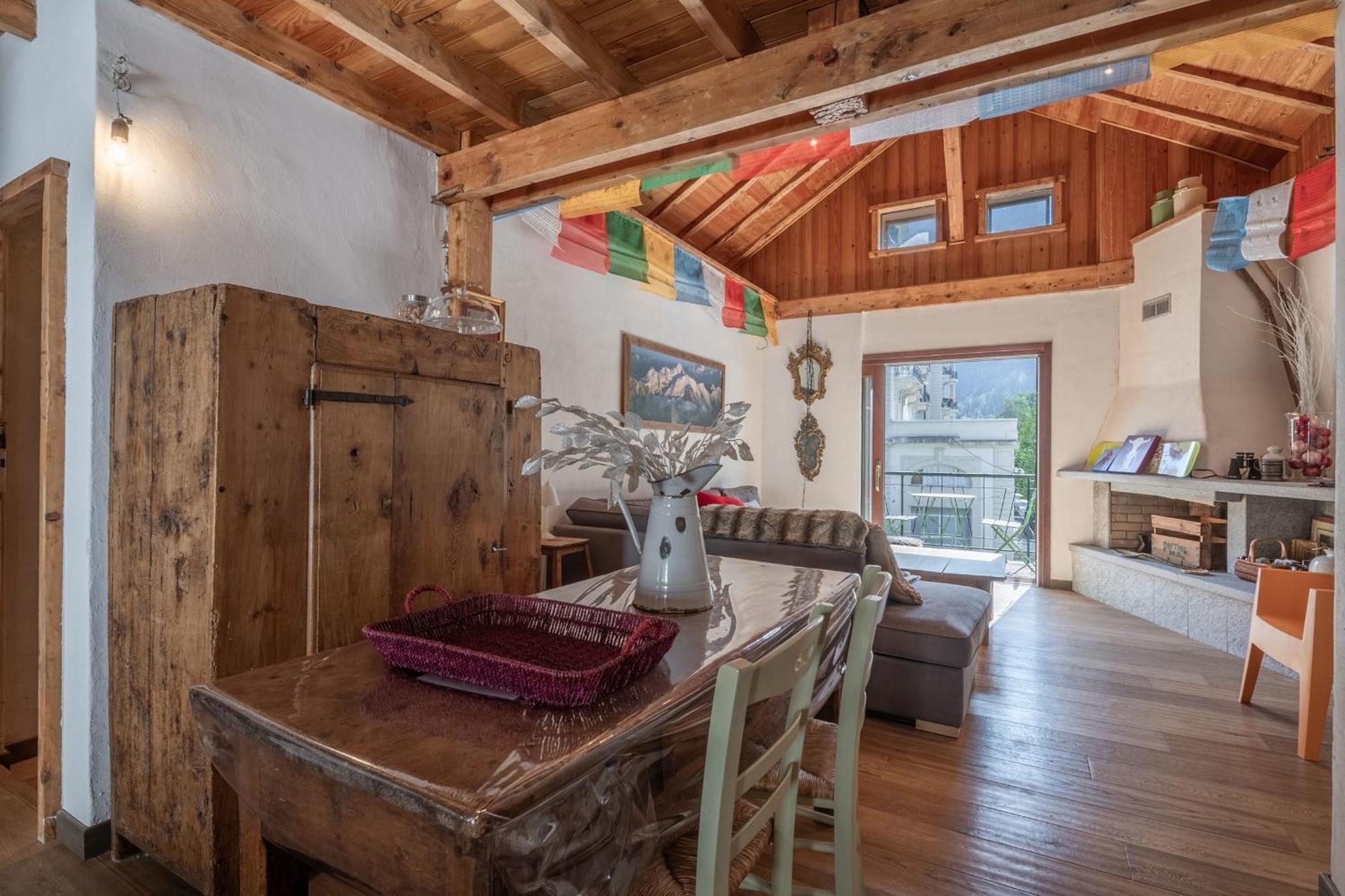 Spacious Loft On Pedestrian Street With Views Apartamento